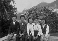 原來余氏除了三兄弟外，還有兩位姊妹，且年齡相近。當年五兄弟姊妹由大（左起）至細排列，攝於中環的香港動植物公園。