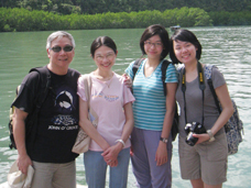 努力工作之餘，蕭錦綉 (左二 ) 亦盡力做好太太和母親的角色，每年全家必定一起出外旅行，共聚天倫。