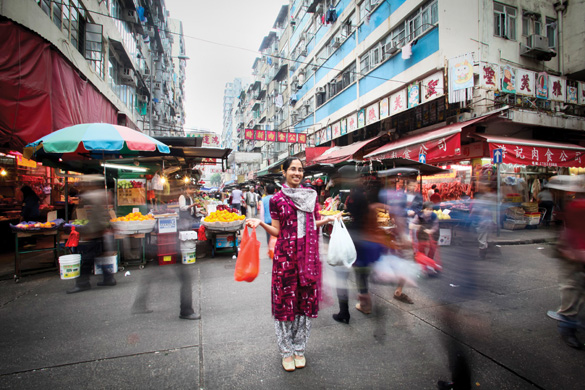 Deepa到街市體驗地道香港文化，也是練習廣東話的好時機。