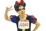 Creative costumes entertain spectators at New Year Run<br><br>