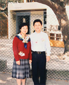 一轉眼，李智偉（右）與同事羅歡如共事廿多年。