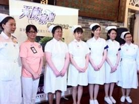 在新書發佈會上，有現任護士列隊展示不同年代的廣華醫院護士制服。