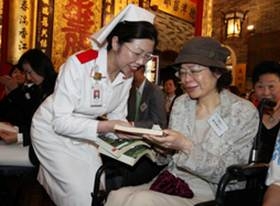 藝人蘇杏璇(右)在發佈會上訴說自己患病及入住廣華醫院的經歷，表示深深感受到護理人員的專業及愛心，令她「傷心地入院，開心地出院」，在場人士不無感動。(相片由《蘋果日報》提供)