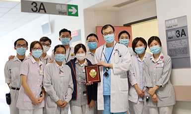 李岩醫生(前排右三)和病房經理李美賢(前排左三)感謝文志城先生的鼓勵和肯定，更敬佩他慷慨解囊五萬元，讓更多病人受惠。圖為李醫生及3A病房護士團隊合照。
