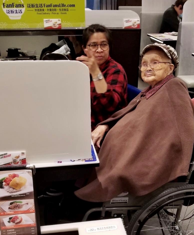 文先生在96歲的母親臨終前帶她飲最愛的奶茶，母親當日的滿足笑容令他畢生難忘。