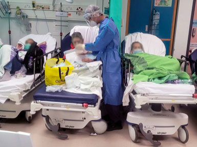 疫情期間的急症室有大量病人等候入院，專職醫療的同事亦落場幫手