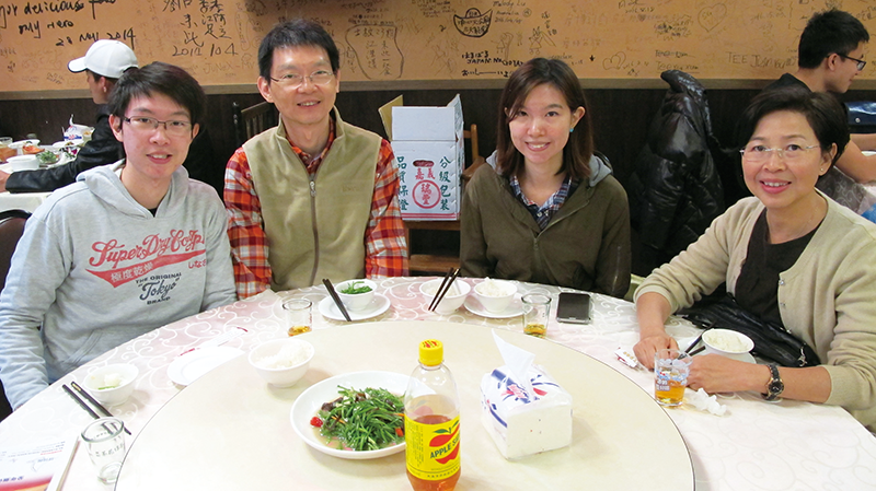 李國維醫生的女兒(右二)同樣是瑪麗醫院內科醫生,兩父女在家常交流行醫處世的話題。