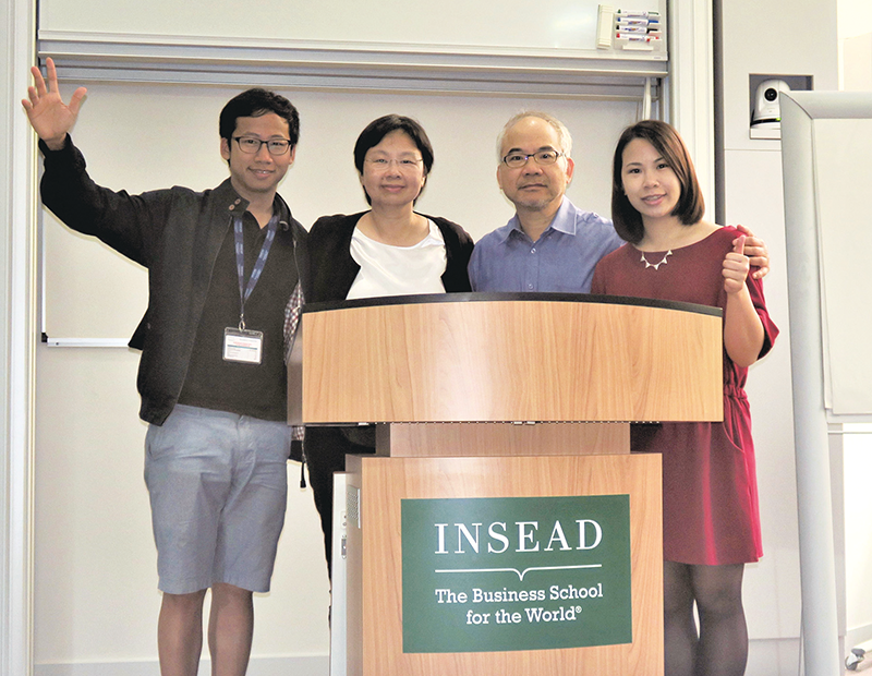 不管工作多繁忙,鄧麗華醫生仍將家庭放首位。圖為去年一家人遠赴法國出席兒子的畢業禮。