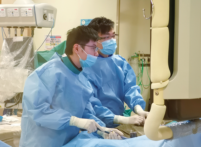 醫生為病人進行通波仔手術。