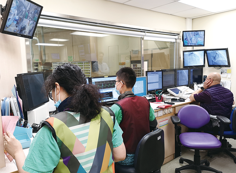 手術期間,同事密切監察流程,尤其是病人的維生指數及心電圖變化,協助醫生順利完成手術。