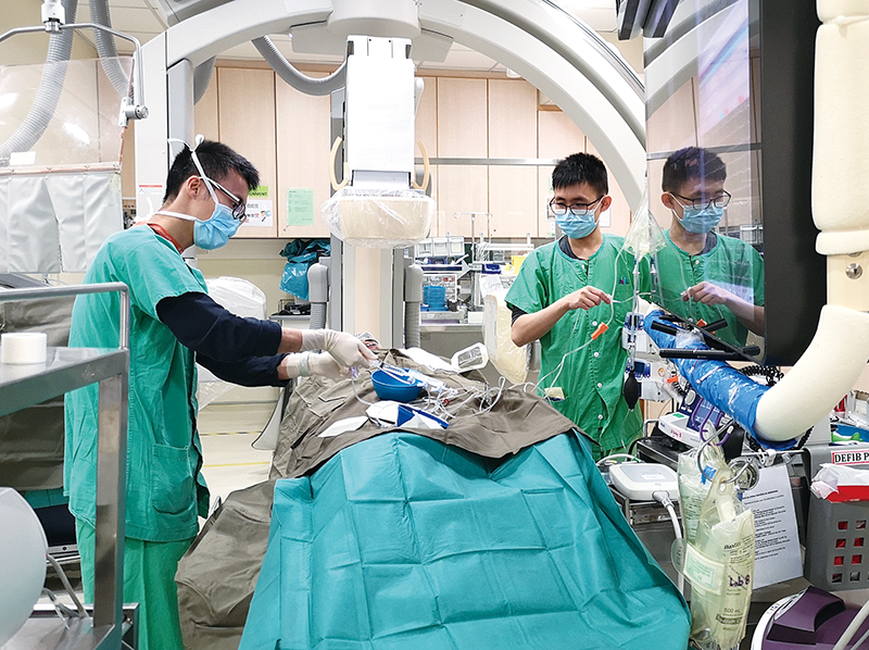 護士為病人進行皮膚消毒及準備儀器。