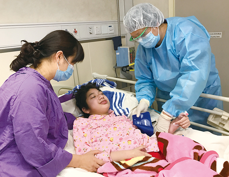 團隊安排各專科醫護在同一日為病童覆診,免卻家人舟車勞頓。