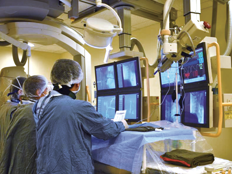 團隊醫生正進行急性中風導管手術。