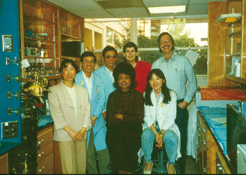 陳偉儀教授（左二）早年在美國與團隊鑽研遺傳病與基因的關係。