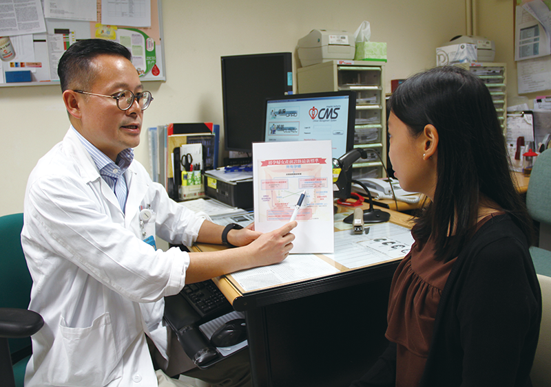 梁永昌醫生（左）表示，醫管局除了拓展服務量外，亦與衞生署臨床遺傳服務、香港大學醫學院和香港中文大學醫學院合作。   