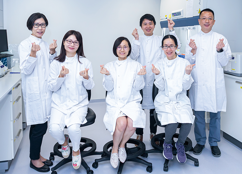 袁月冰醫生（左三）和NIPT團隊曾於威爾斯親王醫院培訓兩年半，跟隨發明NIPT技術的香港中文大學醫學院團隊學習。 