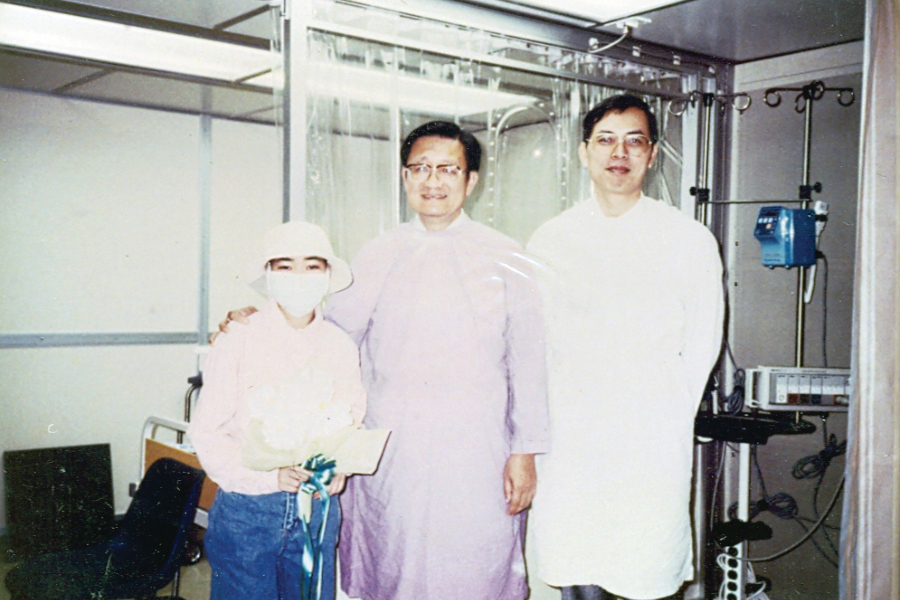 威院1991年進行第一宗兒童骨髓移植，李志光醫生（右）與該名病童攝於兒童癌症病房。