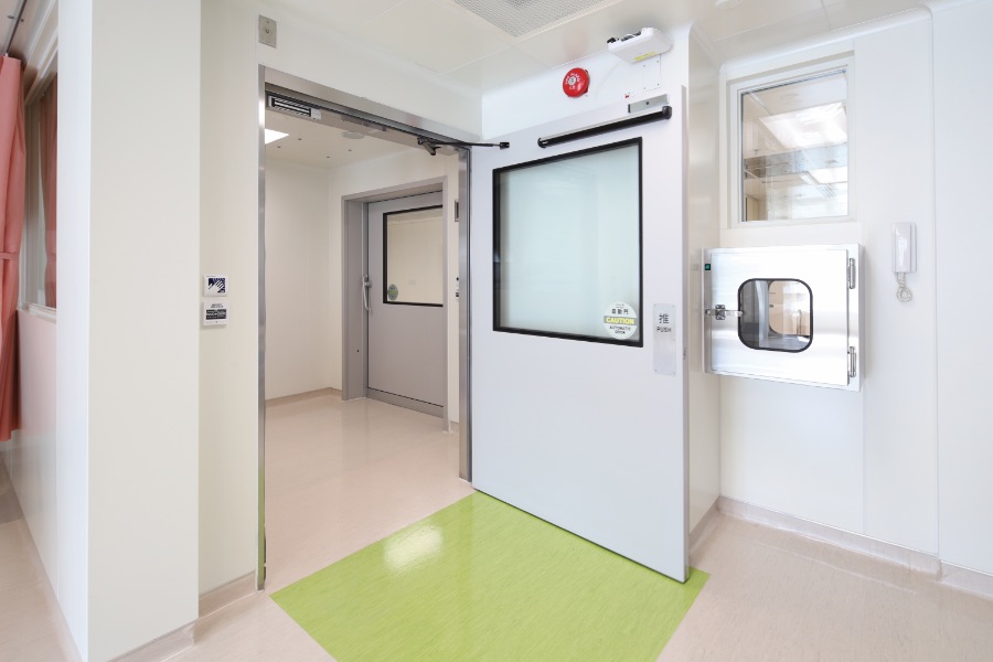 每間病房均按照負壓隔離病房標準設計，病房入口設有前室作為緩衝區，以單向氣流阻隔病毒傳播，減低交叉感染。
