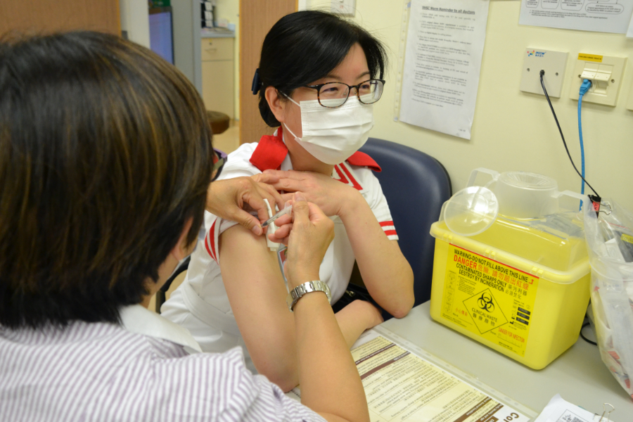 各聯網在不同醫院或職員診所加設員工注射站，便利同事接種疫苗。