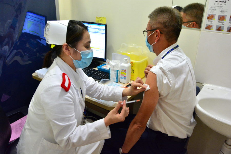 醫管局推出多項措施便利同事打針，有助提升員工接種率。