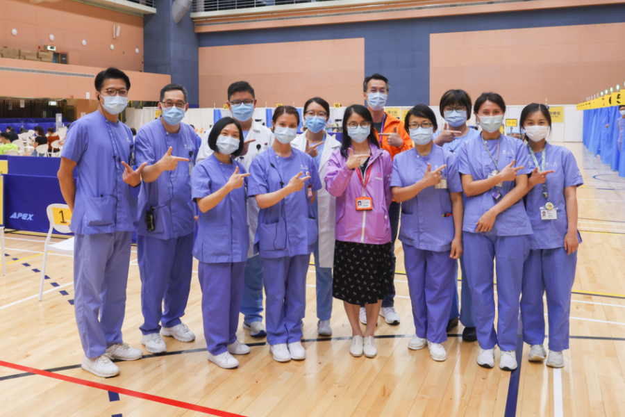 Dr Lee So-lun (third from the left, front row) points out that flexibility and adaptability of the team enable the smooth operations of the centre.