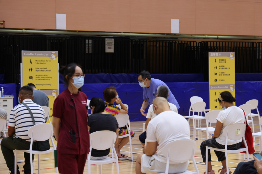 Medical staff monitor the immediate response of the public after vaccination in the resting area. The nurse station and sick bay of the centre are also equipped with first aid equipment for immediate diagnosis and treatment for patients.