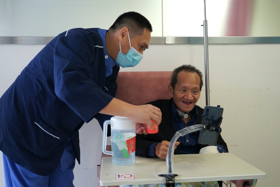 我們安排耀文出席視像婚禮，讓他能在醫院同步喝一口女婿茶。