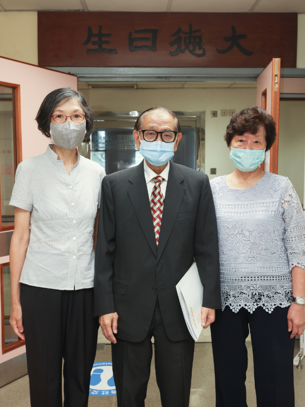 (左起)李之朋醫生、李健鴻教授和方織霞姑娘笑稱,從大門直入看到「大德曰生」就知道這是一所產科醫院。