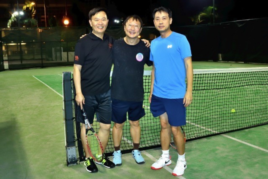 Dr Tsang (centre) is a keen tennis player and one of his favorite partners is former HA Chief Executive Dr Leung Pak-yin (left). 