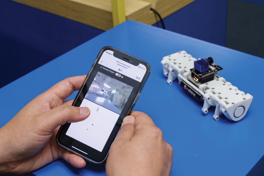 Created with many feet like centipedes, the bionic walker is designed to walk on carpets easily. With camera installed on its body, the bionic walker captures shots which could be viewed through the control by mobile device.