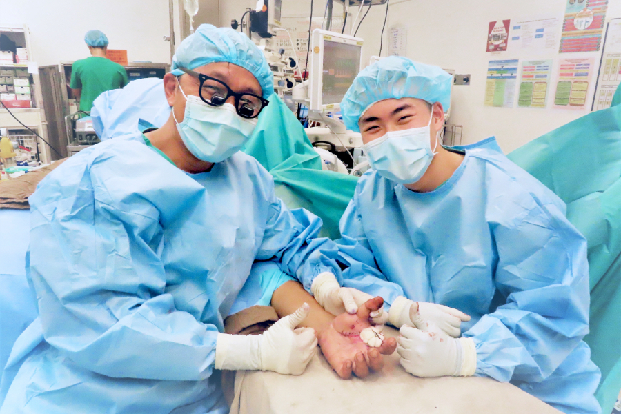 Dr Ho Pak-cheong (left) opines that experienced doctors focus on passing on experiences. He benefited from the training and nurturing by his consultants and professors in his young age, and now it is his turn to patiently coach orthopaedic interns and trainees in performing surgery.