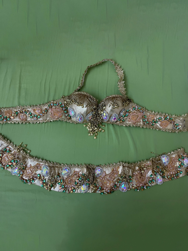 這件舞衣是秦苑君親手縫製，一針一線都是自己心血。