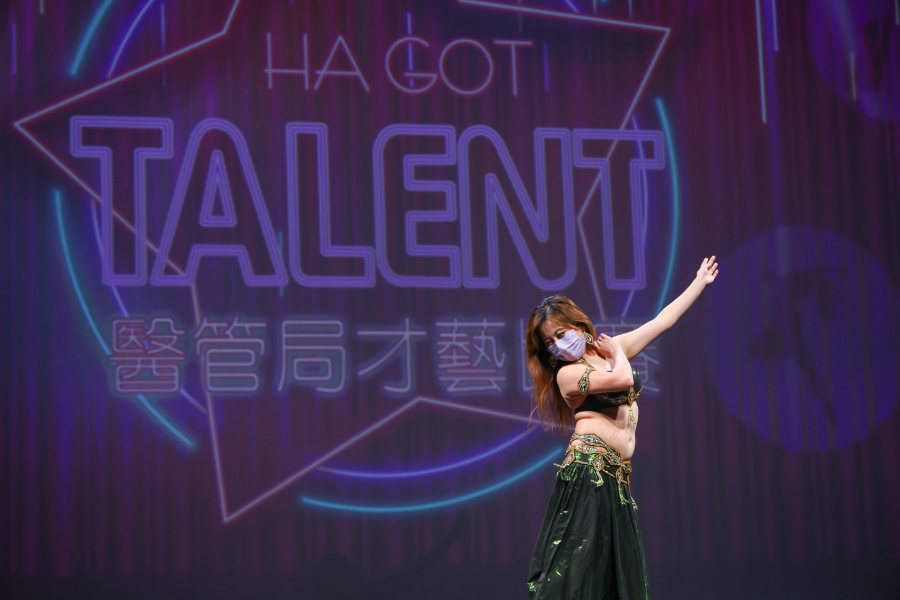 秦苑君曾在東區醫院的員工才藝大賽及醫管局才藝比賽中獲獎。