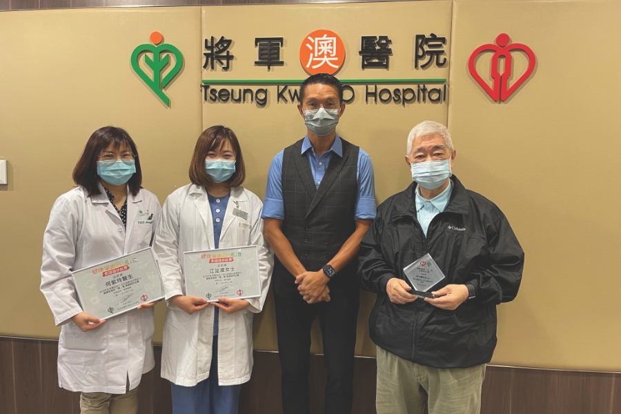 Dr Kenny Yuen (second right), Hospital Chief Executive of Tseung Kwan O Hospital thanked the judging panel, who rated the recipes on theme, nutritional value, creativity and presentation, and provided professional advice. Gourmet Chef Hugo Leung was one of the judges (first right).