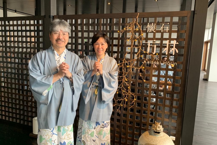 Wan Man-yee (pictured with his wife) used to visit Japan at least four times a year before the epidemic. His wife even learned Japanese for their trips.