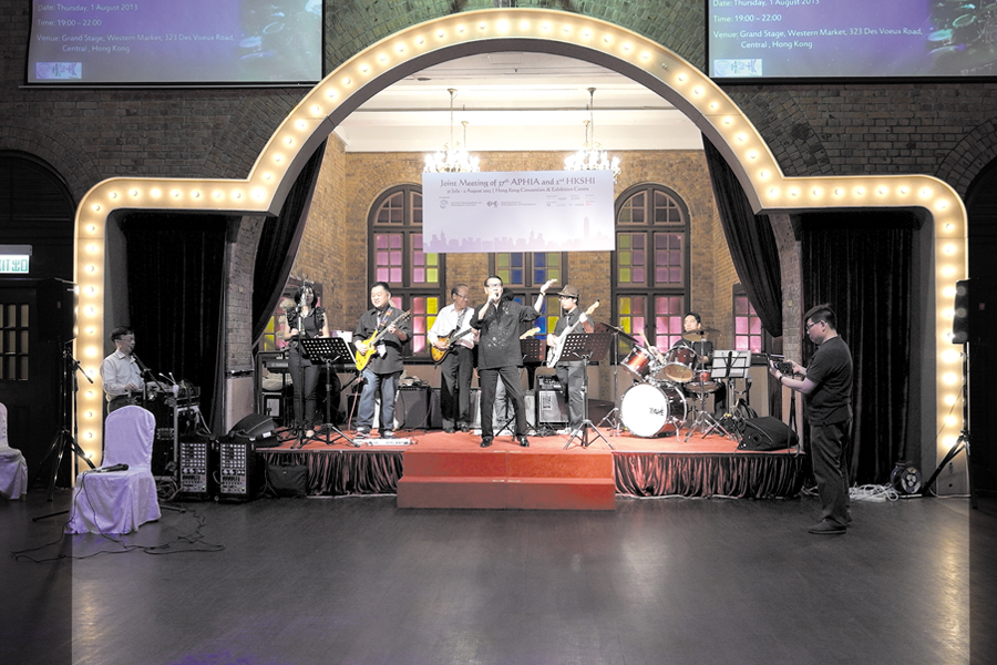 趙雲開積極參與義工活動，並熱愛表演，尤其喜歡「貓王」的歌曲。