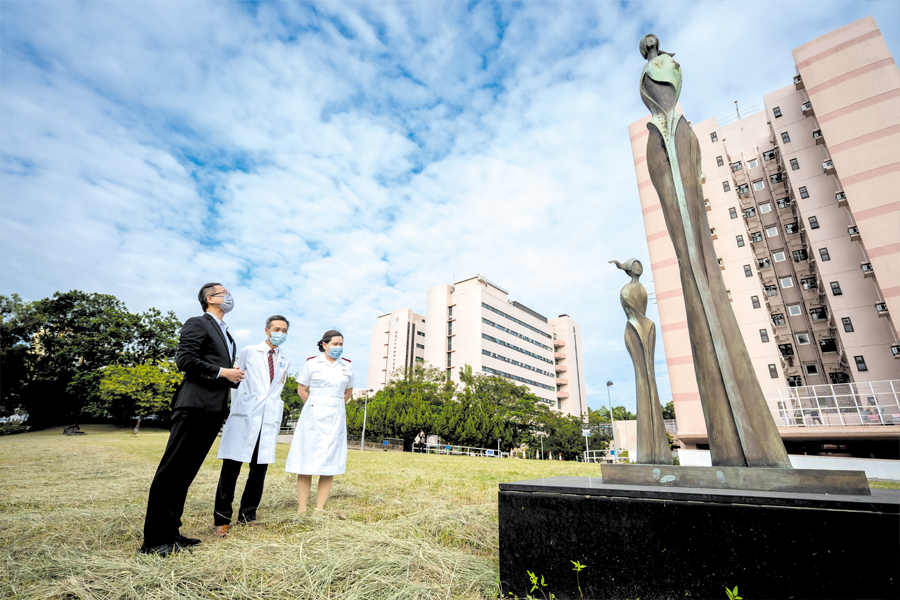 （左起）冼藝泉醫生、陳學深醫生及李玉玲形容那打素醫院是一間充滿愛與人情味的醫院。