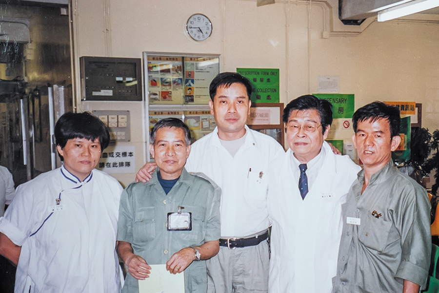 2003年因應醫管局接管普通科門診診所,文叔(中)亦轉職為運作助理。圖為他與舊同事合照。
