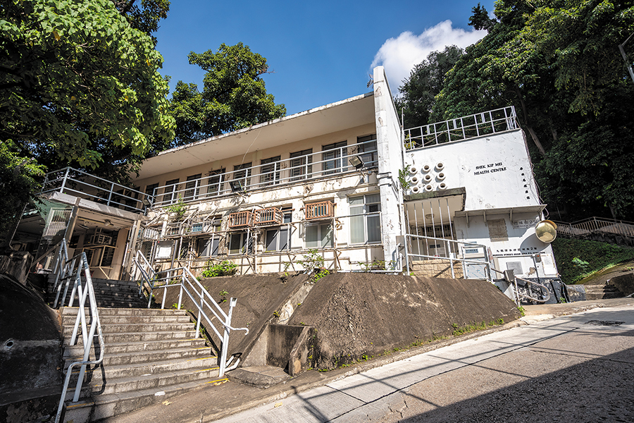 診所位於斜坡上,對行動不便的病人造成不便,暫遷及重建後問題將得以改善。