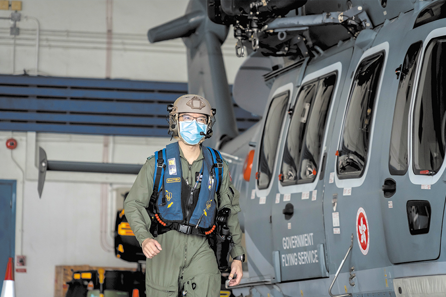 飛行護士基本裝備包括飛行頭盔、飛行衣、行動救生衣及醫療行動背包等。