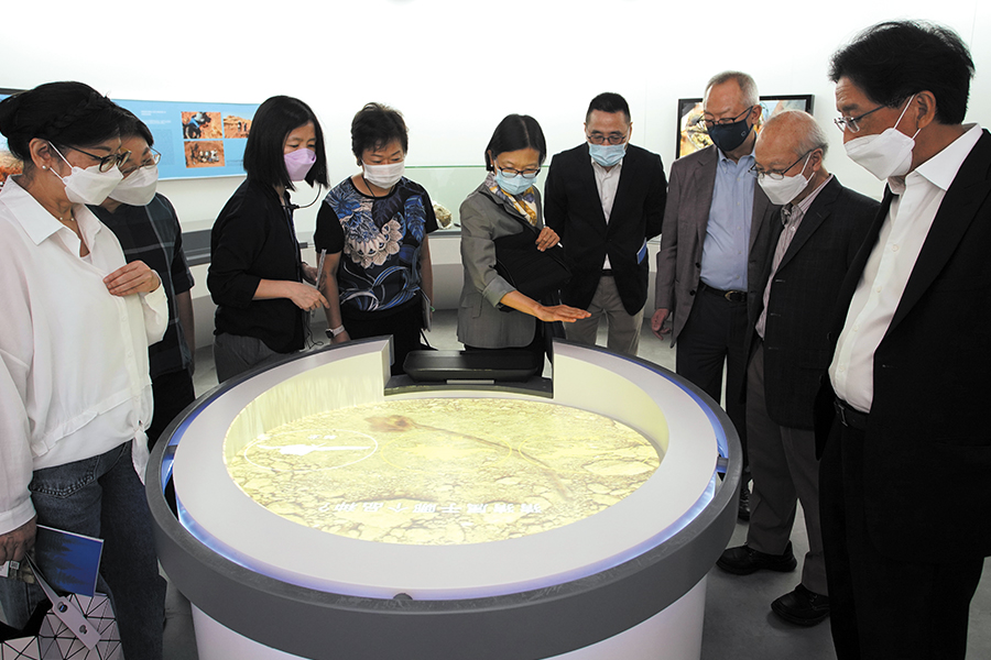 Anita(中)喜歡逛博物館,早前曾參觀香港科學館的「八大‧尋龍記」展覽。