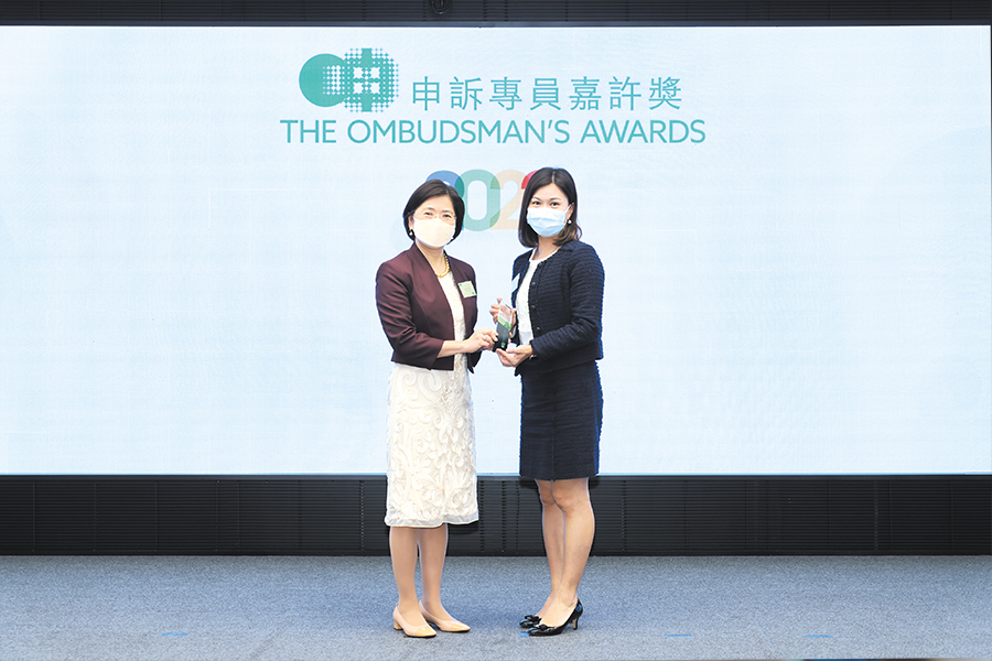 Tami（右）獲2022年申訴專員嘉許公職人員獎，表揚她專業及卓越的工作表現。