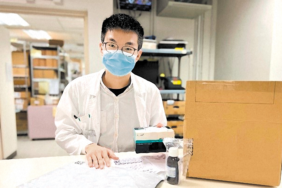 藥劑部同事會配好藥物,然後由送遞員送到病人手上。