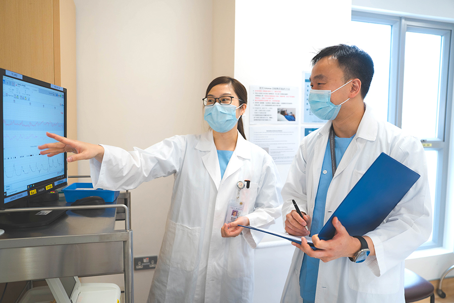 吳醫生（右）積極融入屯門醫院的醫療團隊，鄺醫生（左）表示經常需要與吳醫生規劃手術，合作無間。