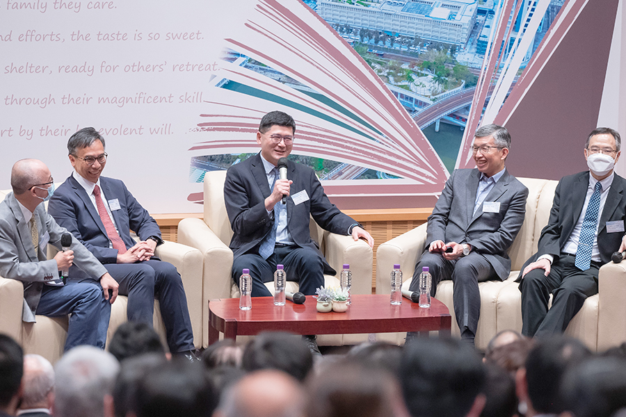 A sharing session at the book launch event was held in April. (From left) Dr Mok Chun-keung, Dr Wong Yiu-chung, Dr Tony Ko, Dr Simon Tang and Dr Wun Yiu-chung.