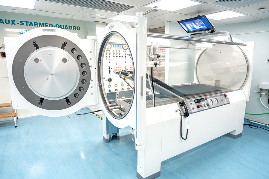 The monoplace chamber is designed to be humanised. A television is equipped to provide patients with entertainment.