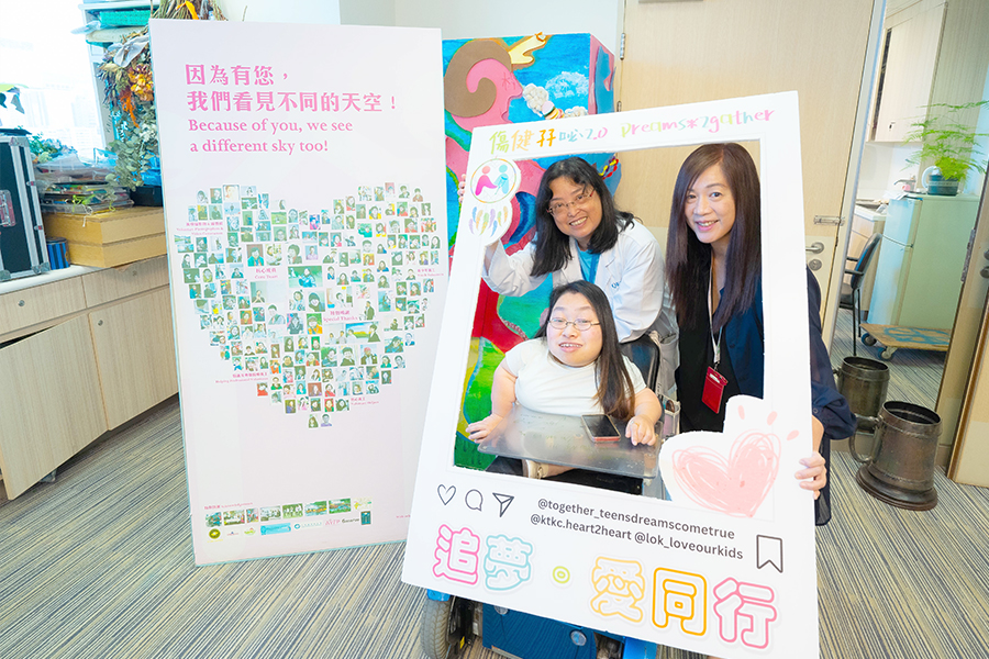 斌琳（前）與陳桂如醫生（後左）及Eve（後右）因10年前的「傷健孖咇．Teens夢想之旅」結緣，並積極參與策劃今次活動。