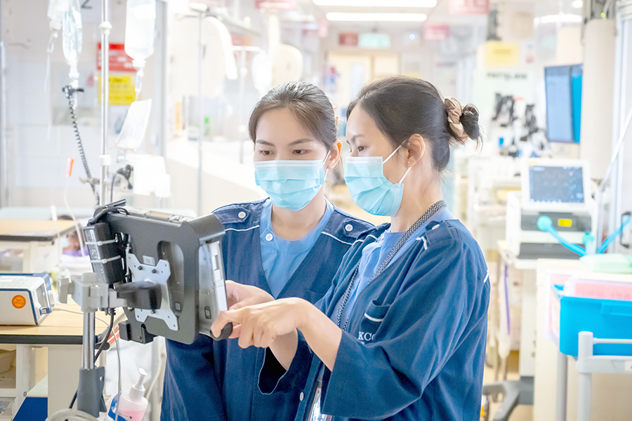 (From left) Min-fei works closely with Ka-man.