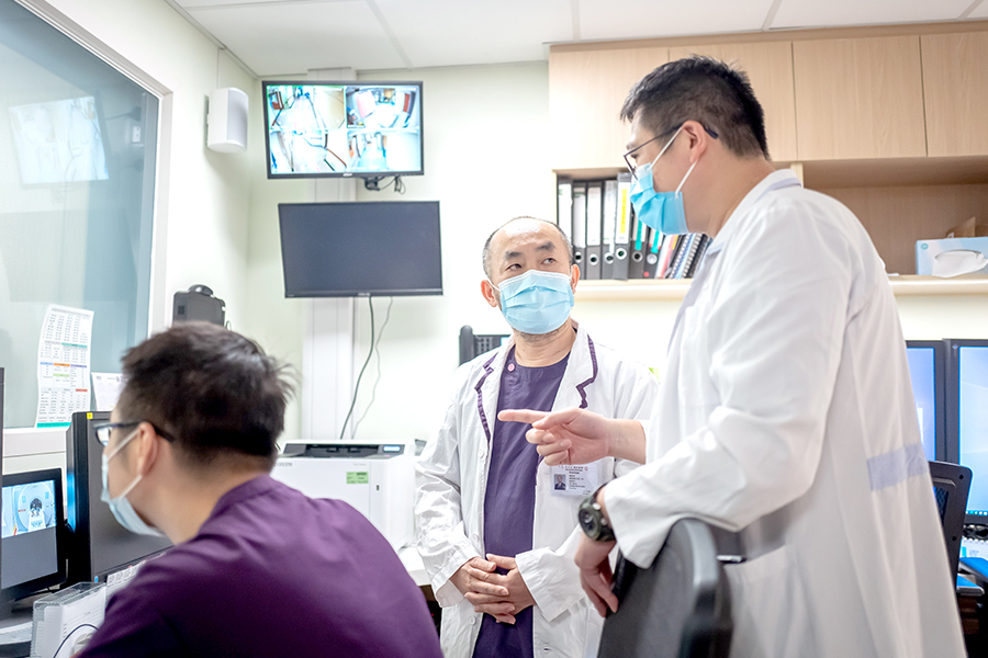 Xie (centre) and Dennis (right) exchanged experience on radiology service of the Mainland and Hong Kong.