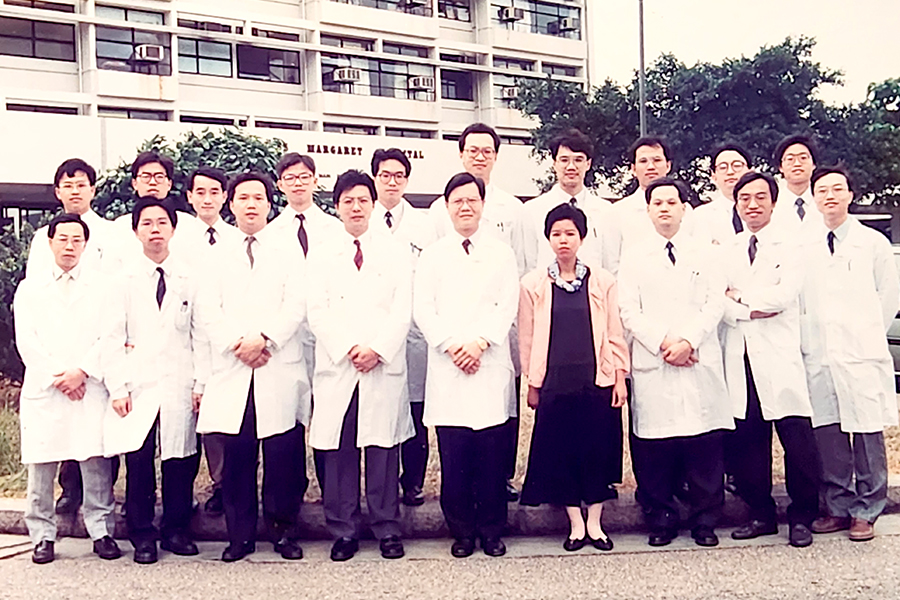Dr Lai Tak-wing (second from the left in the front row) pictured with his colleagues in 1989.